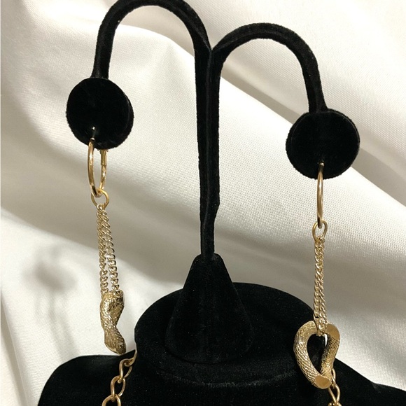 VINTAGE GOLDTONE CHAIN NECKLACE & EARRINGS - Picture 3 of 10